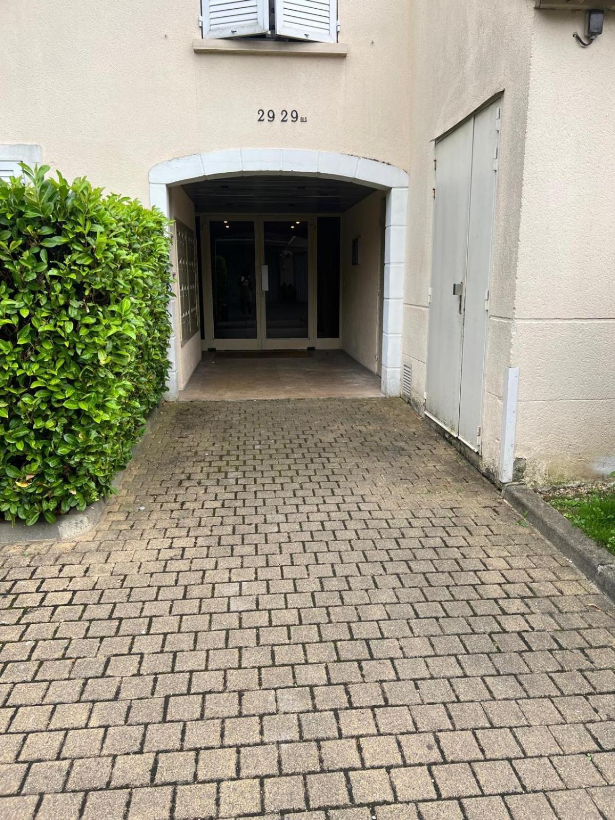 Champion Suites Sarcelles Bagian luar foto